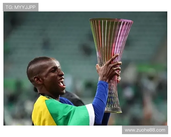 全球雕像最多的足球明星揭晓他的传奇人生与成就